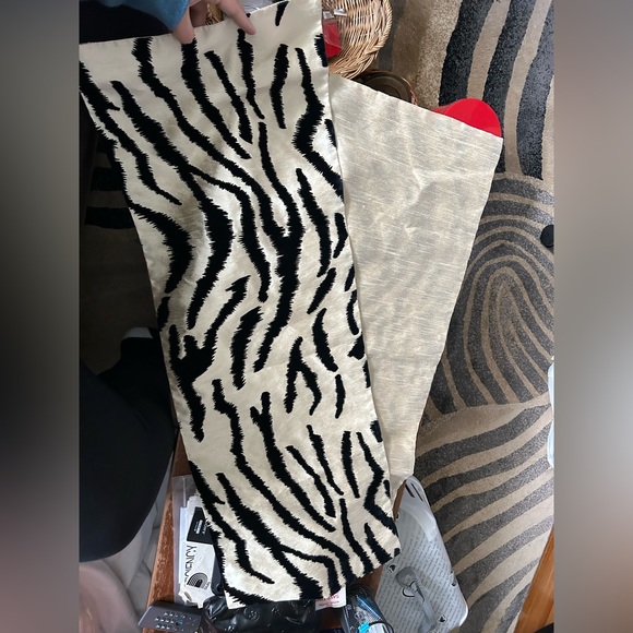 Zebra table runner. - Picture 2 of 2